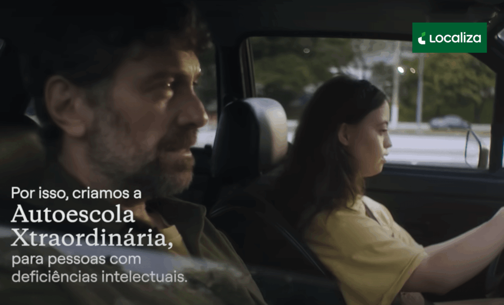 Campanhas. Imagem de um frame da campanha publicitária da localiza com a seguinte frase: Por isso, criamos a Autoescola Xtraordinaria, para pessoas com deficiências intelectuais.