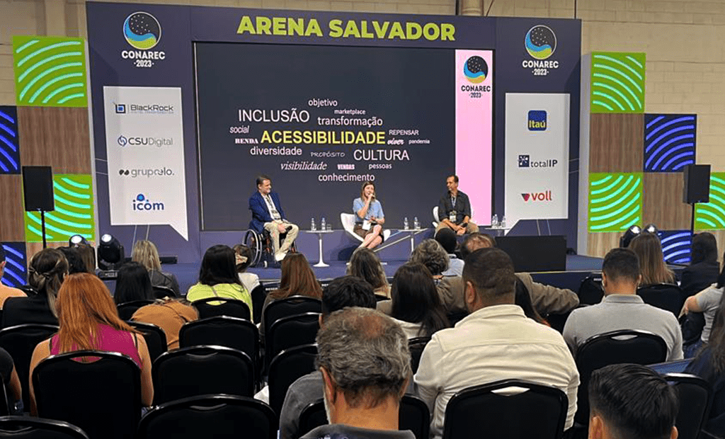 Transformação. Imagem dos palestrantes Palestrantes: Ricardo Hechtman (CEO & Head de Inovação da EqualWeb); Fabio Uzunof (Senior Business Partner da EqualWeb); e Fernanda Ascencio Winck (Diretora de Marketplace da Via) em cima do palco Arana Salvador do Conarec 