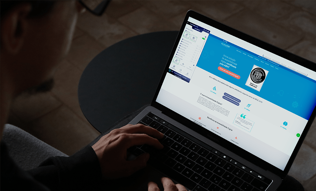 IA. Imagem de um homem usando um notebook e nele está o sita da Equalweb em aberto. 